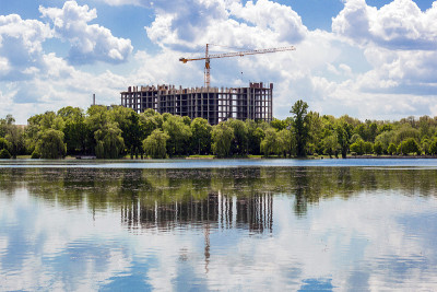 在大湖的岸边正在建设中