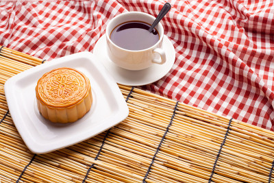 传统的月饼放在桌上用茶杯。