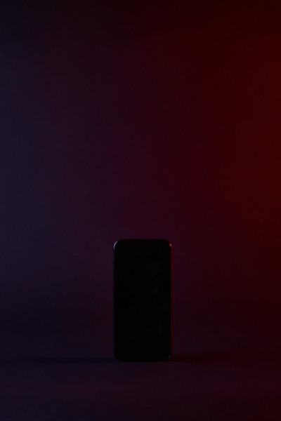 黑暗中一部黑色智能手机的高架视图