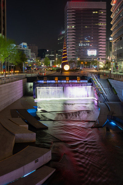 韩国首尔市中心清溪川运河上方的城市景观
