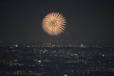 横滨地标塔上可以看到调府烟花表演