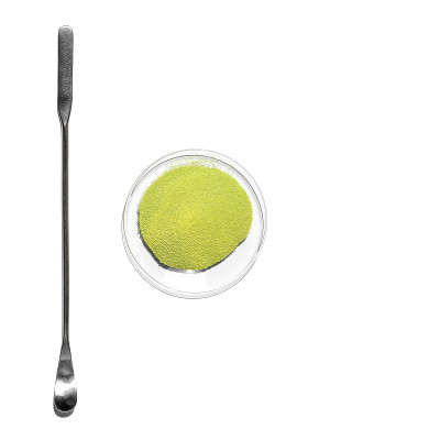 Optiblanc MBT绿色粉末在化学手表玻璃放置旁边的搅拌棒在实验桌上。