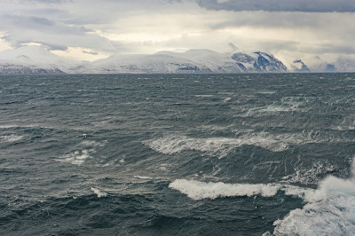 山姆福特峡湾波涛汹涌