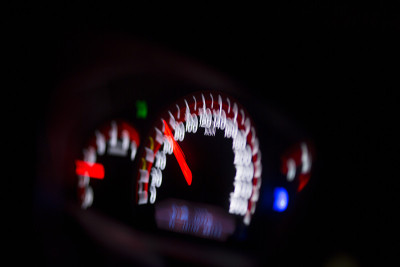 夜里的仪表盘车