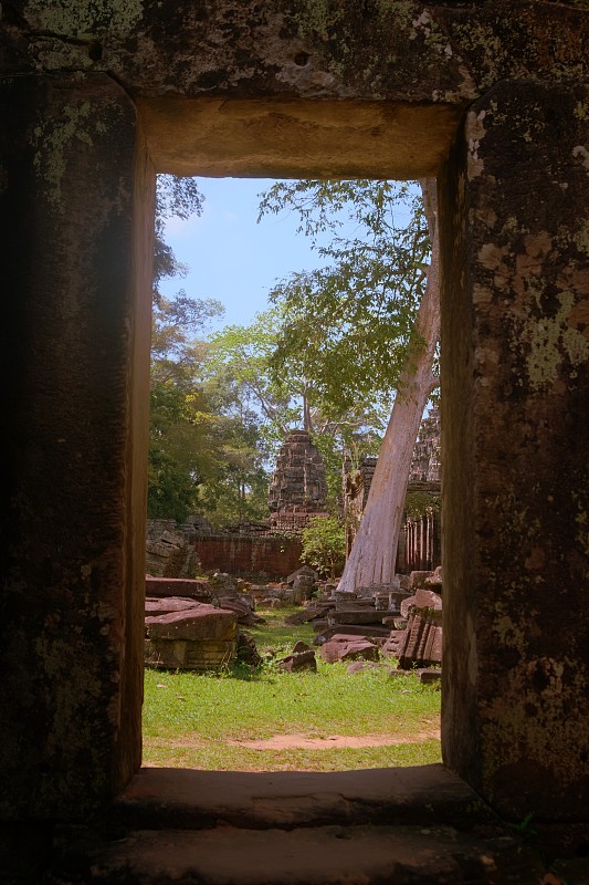 柬埔寨暹粒附近吴哥窟建筑群的Banteay Kdei寺庙主要庭院的石门。