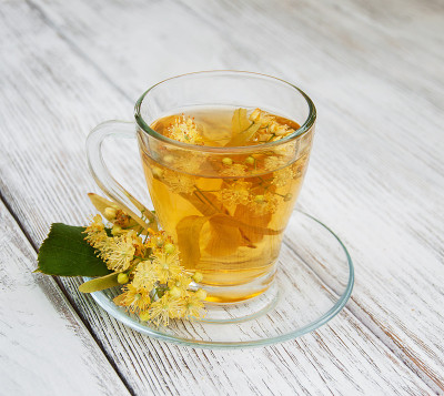 一杯有菩提花的花草茶