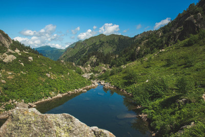 比利牛斯山中的高山湖泊