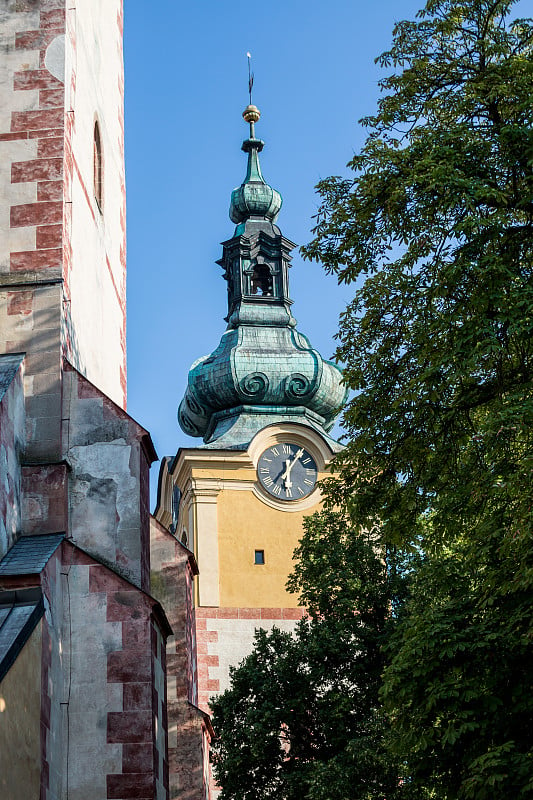 Banska Bystrica，斯洛伐克- 2015年8月7日:阳光明媚的古堡和钟楼。巴比肯。细节