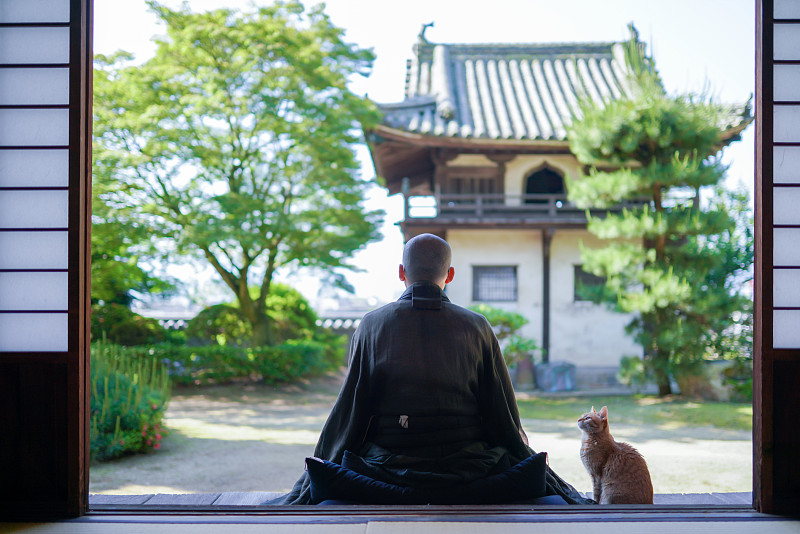 一张日本和尚打坐的照片