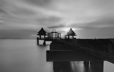 海边的大桥夕阳。