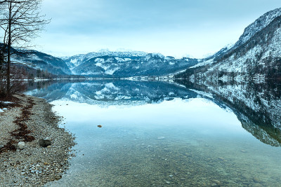 高山冬季湖景