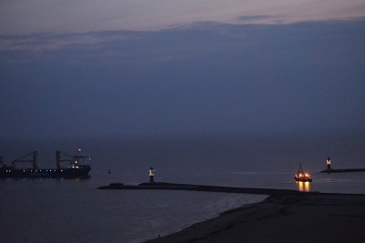 夜晚有灯塔和船只的海滩