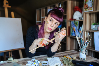 美丽的女艺术家紫色的头发干净的画笔餐巾