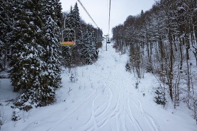 索道位于多山的冬季