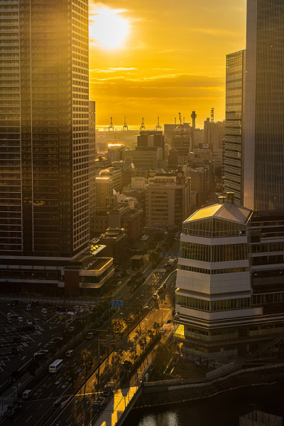 日本横滨黎明时分的天空。