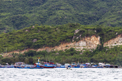 越南宁顺省永海湾的客船和木制渔船。