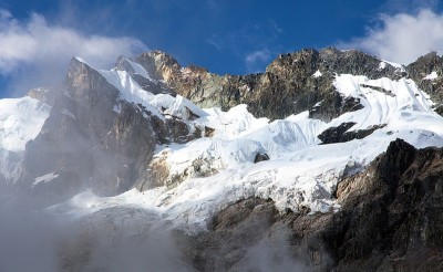 从秘鲁安第斯山脉乔奎拉山脉的冰川山景
