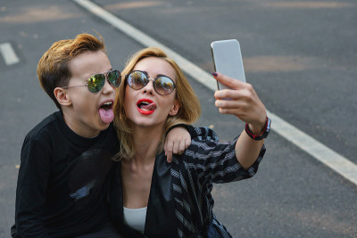 母亲和儿子。家庭时间。Selfies