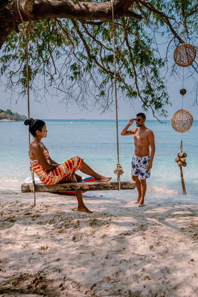 泰国Koh Kham Trat，人们放松在热带泰国Koh Kham岛，白色海滩和海岸的蓝色海在春武里