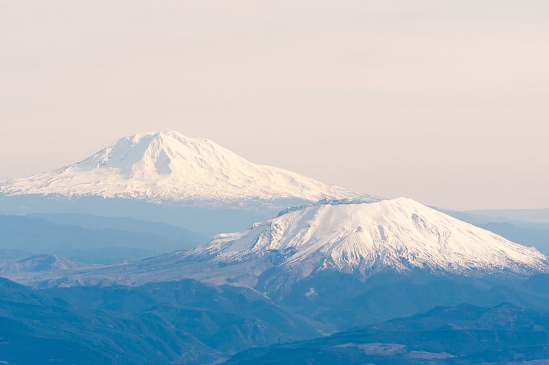 亚当斯山和圣海伦斯山