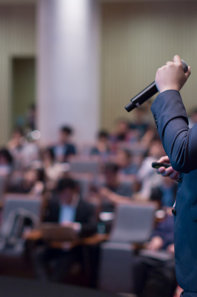 在公司商务会议上发言的演讲者。图为演讲者在大厅作演讲时的观众照片。企业高管在商业和企业家研讨会上发表