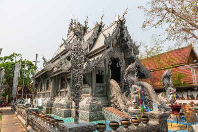 在清迈，Wat Sri supan Temple，又名Silver Temple。由银匠花了12年时