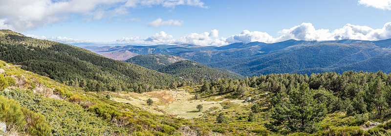 Peñalara冰川马戏团和Peñalara冰川泻湖，在马德里的瓜达拉马山脉。