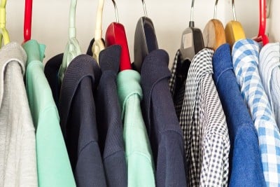 挂在衣架上作为二手衣服在跳蚤市场上展示的一组衣服