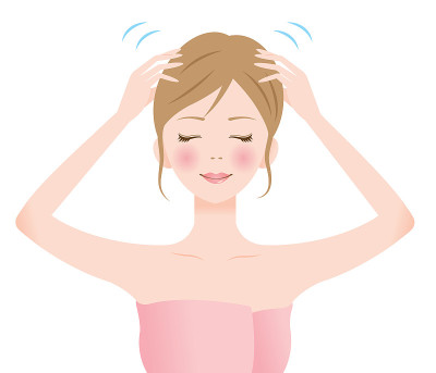 年轻女子在给自己做头皮按摩。美容保健理念