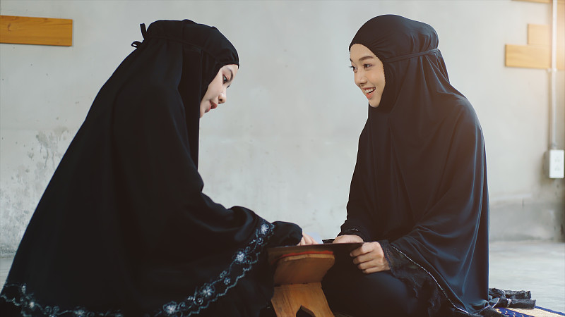 亚洲穆斯林妇女在家祈祷和跪拜