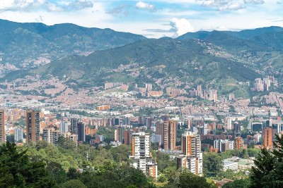 全景城市景观，城市蓝天。