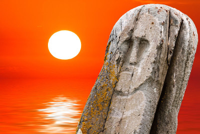 古代石祭部落图腾(偶像)以橙色的大海日出日落为背景。
