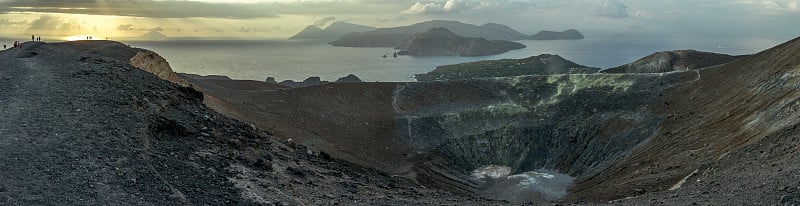 火山上的利帕里群岛日落全景