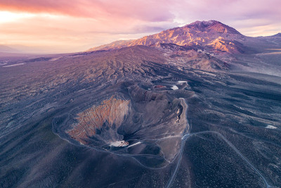 乌比比火山口的日出。加州死亡谷。