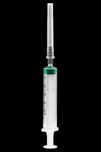 一次性无菌医用注射器5ml，用于肌肉注射，隔离在白色(黑色)背景上