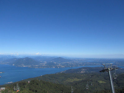 从Mottarone到stressa Lago Maggiore的缆车旅程