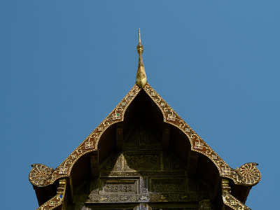 泰国清迈皇家寺庙Phra Sing寺的山墙和山墙上的精美木雕。
