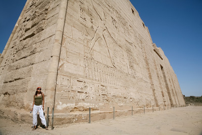 游客在Medinet Habu寺庙