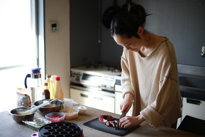 一个女人在切章鱼