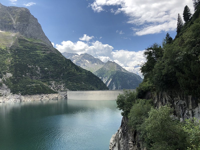 Zillergründl储存坝在后方的齐勒塔尔蒂罗尔附近的奥地利Mayrhofen Fügen Hi