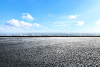 上海现代城市的沥青路跑道