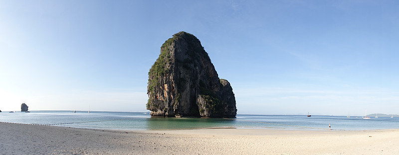 泰国莱雷的Phra Nang海滩上有岩石山峰。