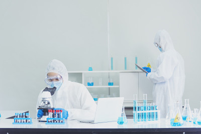 科学家covid-19病毒化学研究实验生物技术抗体样本实验室培养抗病毒疫苗。科学家看显微镜，科学试管