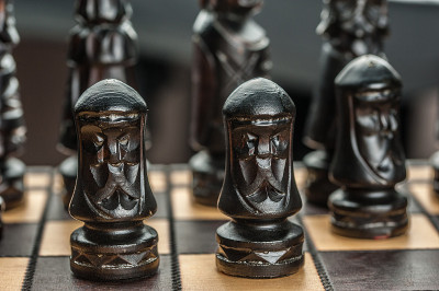 棋盘上的棋子。国际象棋大师的概念。