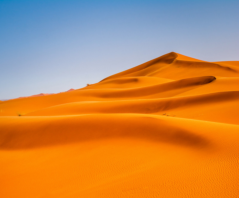 撒哈拉沙漠中令人惊叹的沙丘景观。地点:撒哈拉沙漠，Merzouga，摩洛哥。艺术照片。美丽的世界。