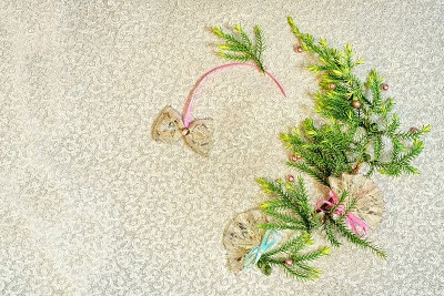 圣诞树花环剪影由冷杉树枝在一个金色的布背景与复制空间为你的文本。