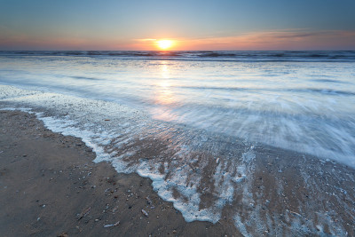 北海海滩上金色的夕阳