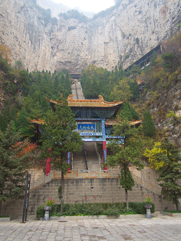 面山是世界文化遗产，有许多古老的道教悬空庙宇和洞窟。2018年10月18日，山西省平遥古城。预览效果