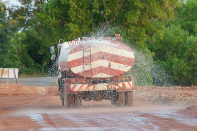 水车在为一个新的道路建筑工地喷水。