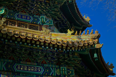 佛教寺院的明亮图案的屋顶